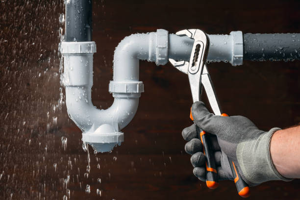 Professional Emergency Plumber technician working in Lake Park, FL